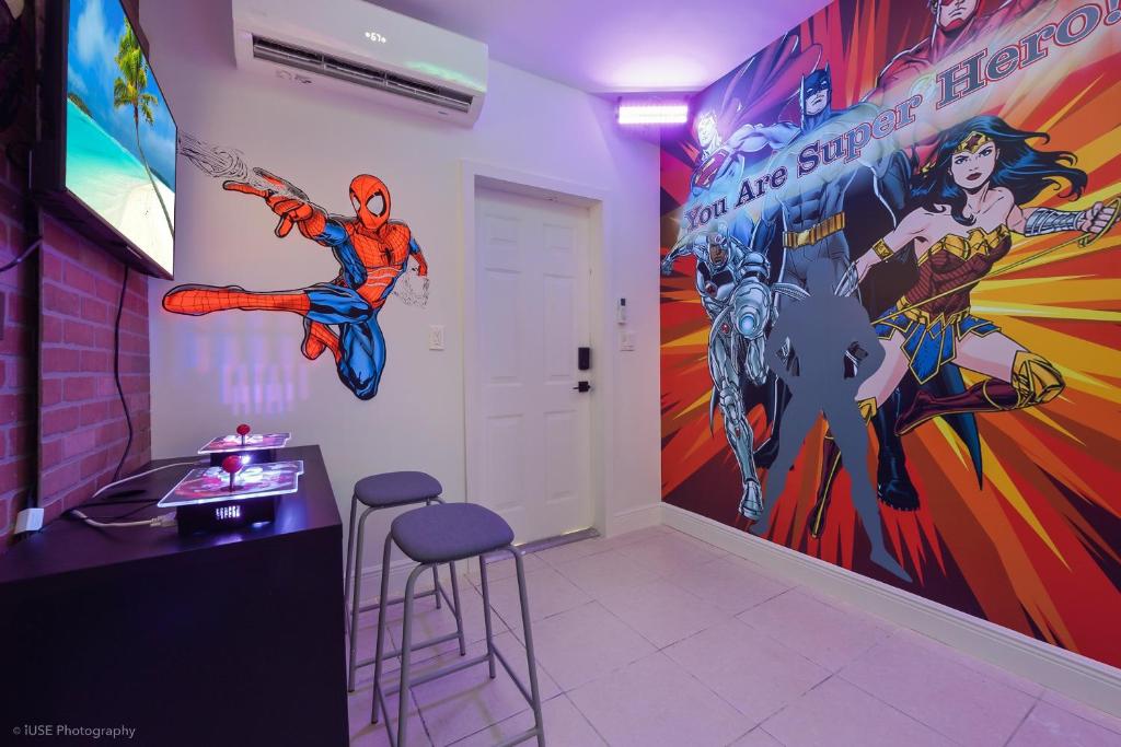 迈阿密Le Femme Paradise的墙上有超级英雄壁画的房间