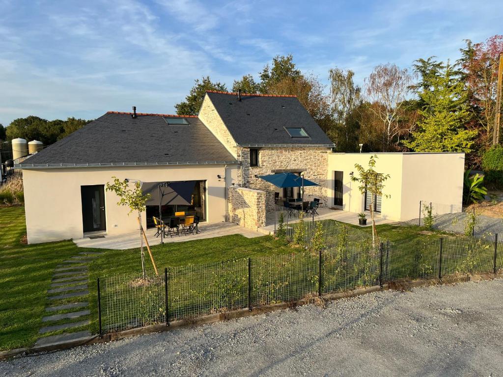 Nort-sur-ErdreGîte familial rénové près du Canal de Nantes avec jardin, terrasse, wifi et chambres mansardées - FR-1-306-1263的黑色屋顶的白色房子