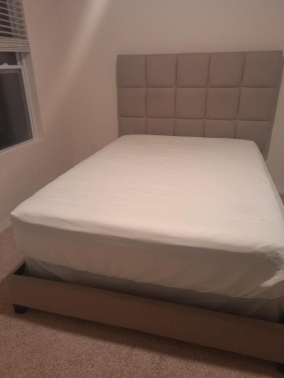 基西米Cozy room的一张位于带白色床垫的房间内的床铺