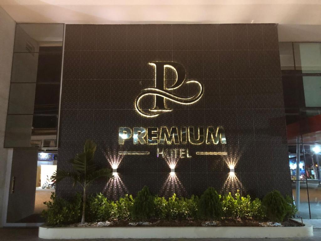 德尔米鲁戈韦亚Premium Hotel的表演酒店标志的建筑物