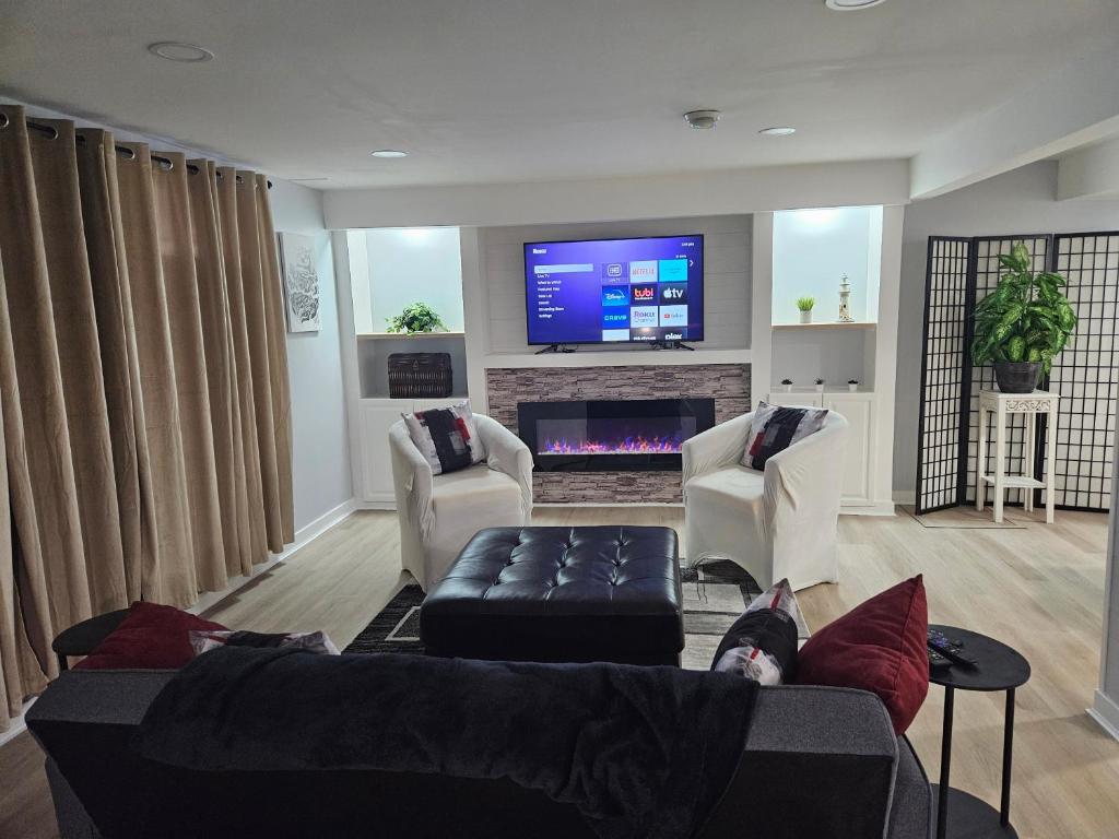 里贾纳Newly Renovated Suite的带沙发和电视的客厅