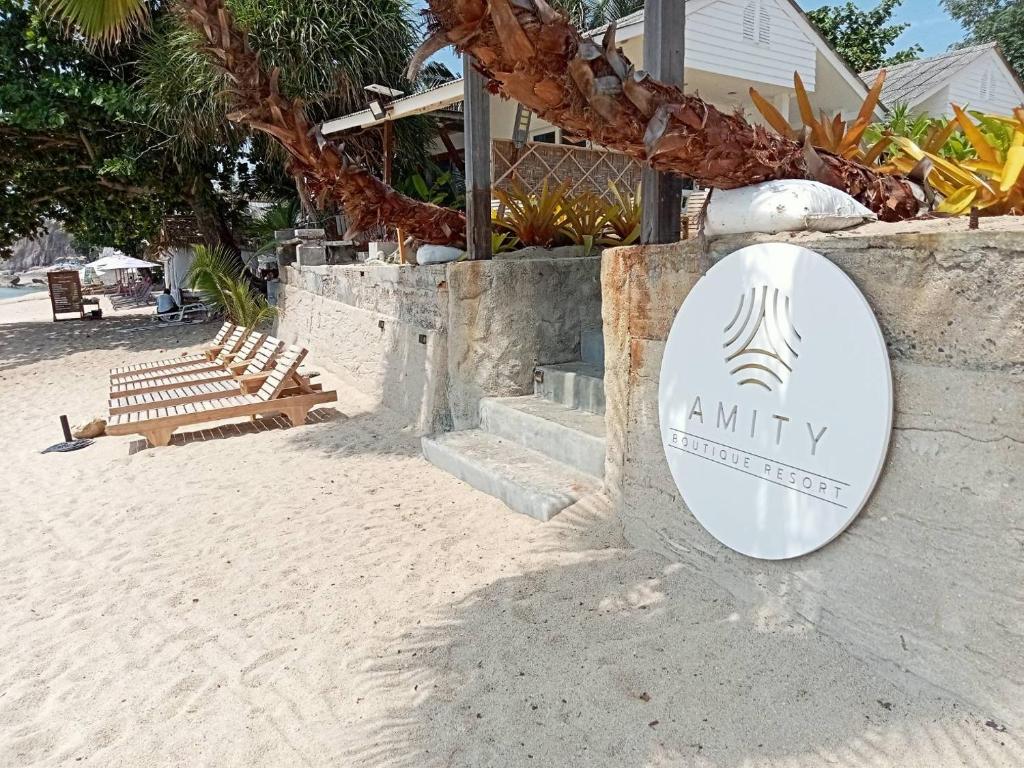 苏梅岛Amity Beach Resort的海滩上的阴谋度假村标志