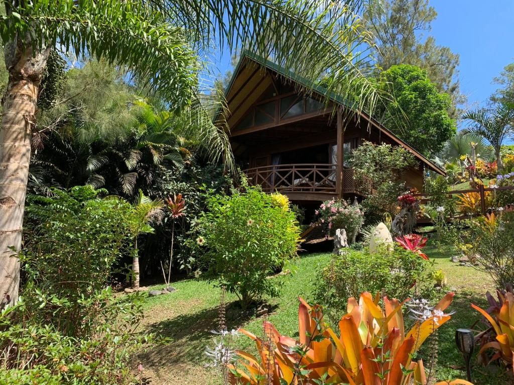 FarinoLe Nirvana - Oasis de Tendéa - Farino的花园中带茅草屋顶的房子