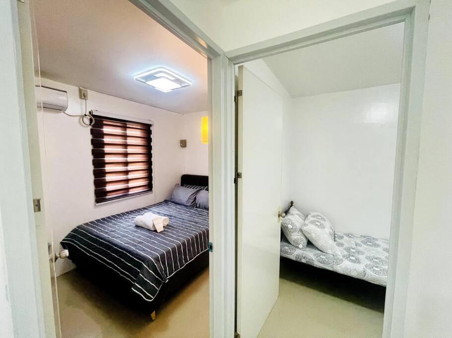 武端市Modern House in Butuan City with 2bedrooms in Camella的一间小卧室,配有床和窗户