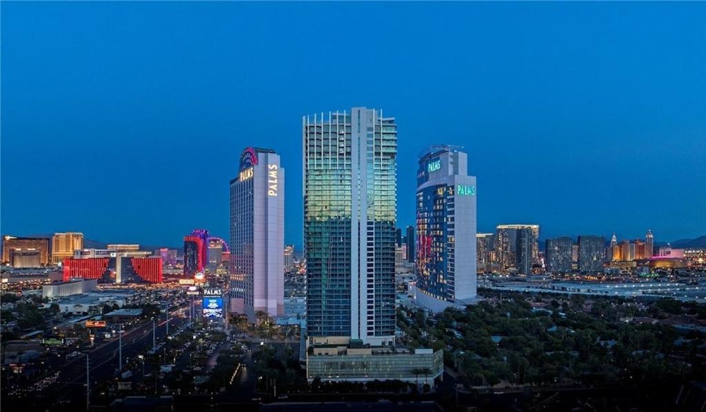 拉斯维加斯Palms Luxury Oasis Iconic Strip View w/balcony的一群高大的建筑在晚上在城市里