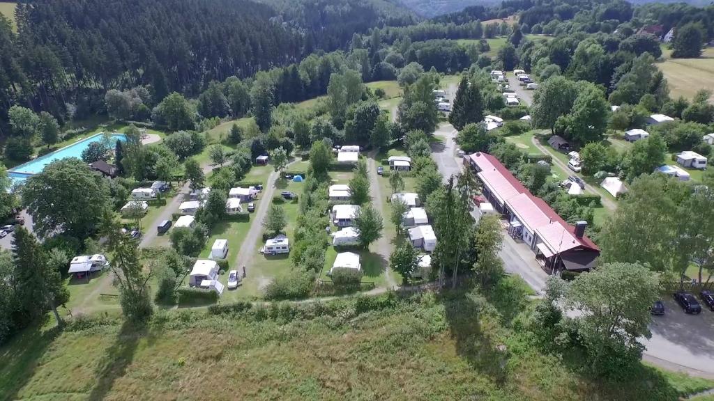 布劳恩拉格Campingplatz Am Bärenbache的享有带停泊车辆的营地的空中景致