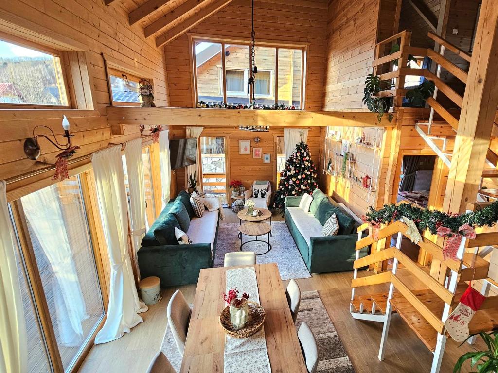 科拉欣Monte Chalet Kolašin的享有客厅顶部的景色,客厅拥有圣诞树