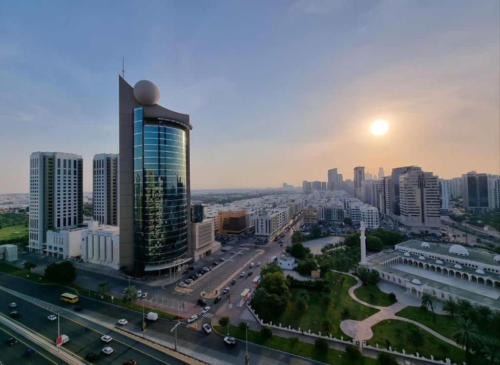 阿布扎比Heart of Abu Dhabi - Wonder Balcony Room的城市的空中景观,有摩天大楼