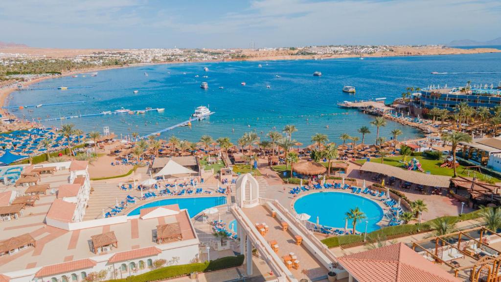 沙姆沙伊赫Marina Sharm Hotel的享有海滩度假村的空中景致