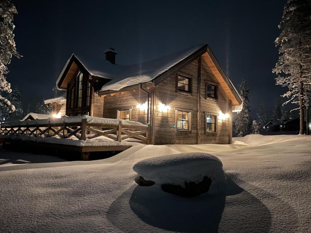 伊德勒Chillouthouse Idre的小木屋,晚上有雪灯