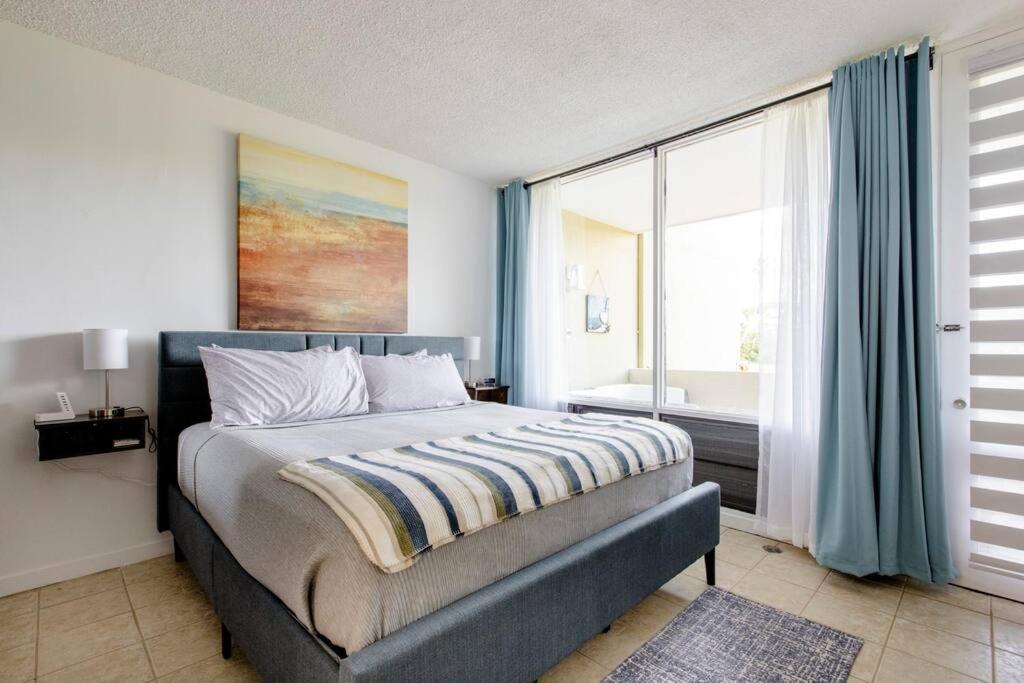 乌马考Carey Beach Villa的一间卧室设有一张床和一个大窗户