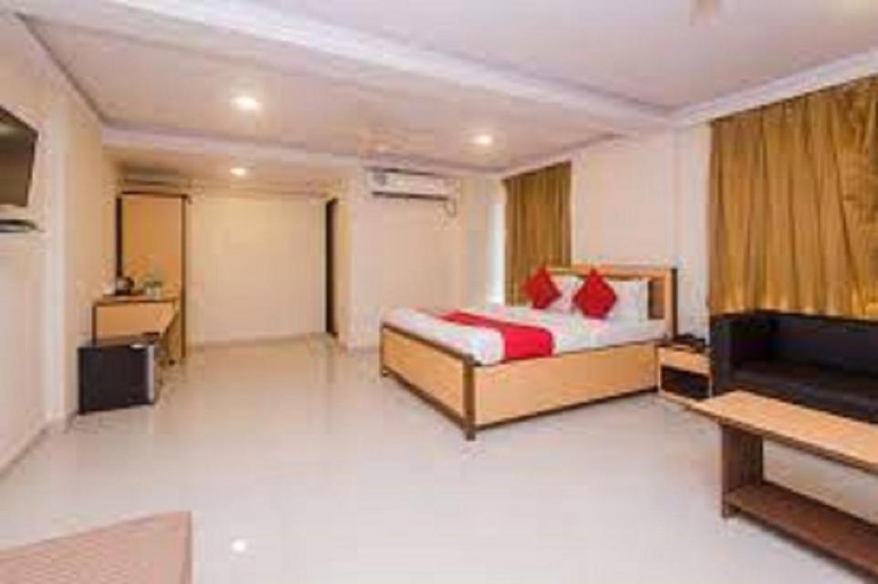 孟买HOTEL ORBITINN MALAD的酒店客房,配有床和电视