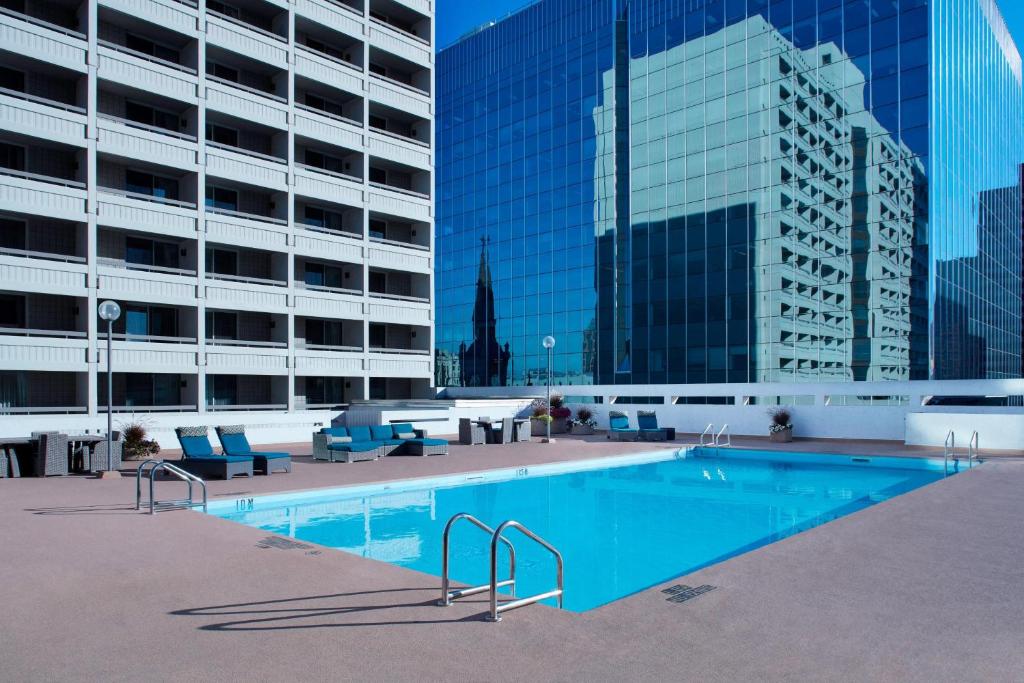 温尼伯三角洲温尼伯酒店的大楼前的大型游泳池