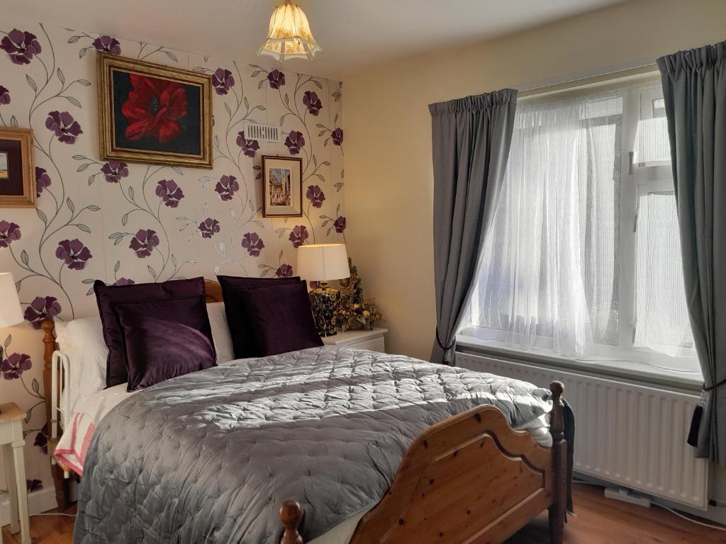 班敦Saint Martin's Bed and Breakfast的一间卧室设有一张床和一个窗口