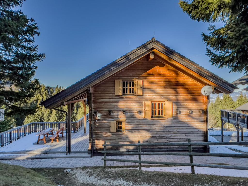 沃尔夫斯堡1A Chalet Koralpenzauber - Wandern, Sauna, Grillen mit Traumblick的小木屋,带雪地门廊