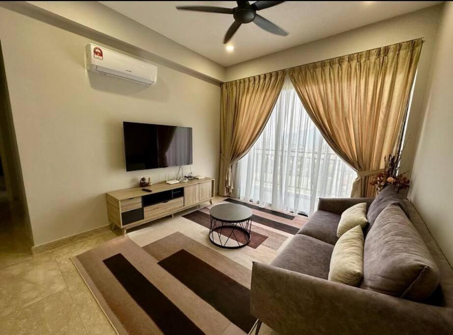 怡保IPOH Tambun the cove your ultimate relaxing gateaway 111的带沙发和平面电视的客厅