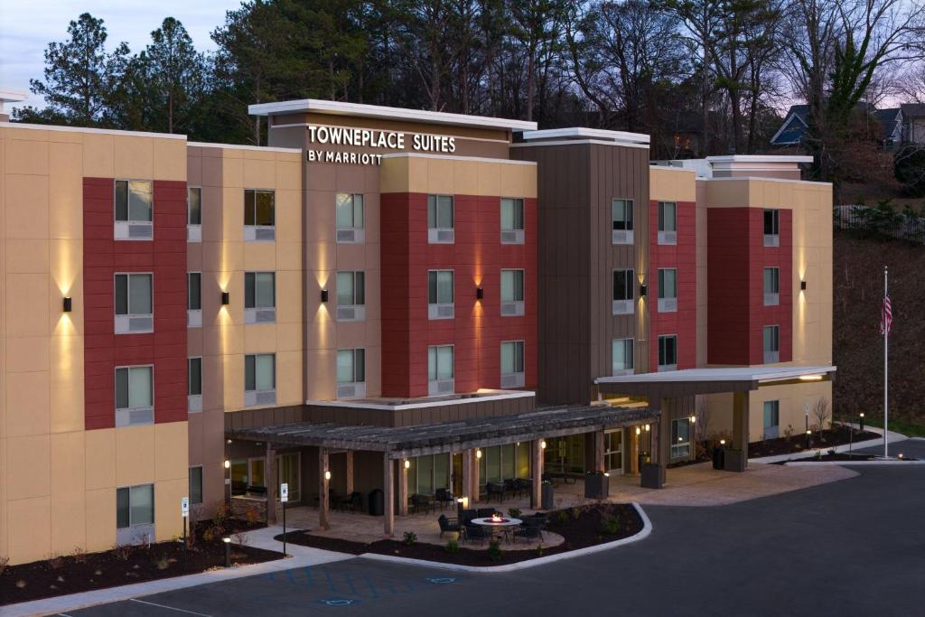 查塔努加TownePlace Suites by Marriott Chattanooga South, East Ridge的酒店前方的 ⁇ 染