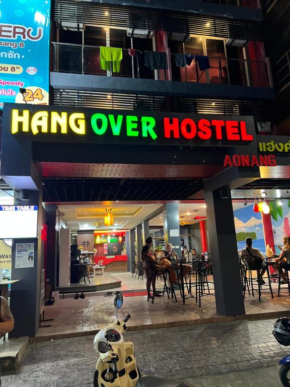 奥南海滩Hangover Aonang的一间挂着书签的餐厅
