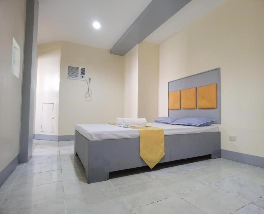 圣巴勃罗Rivoli Hotel的一间卧室,卧室内配有一张大床