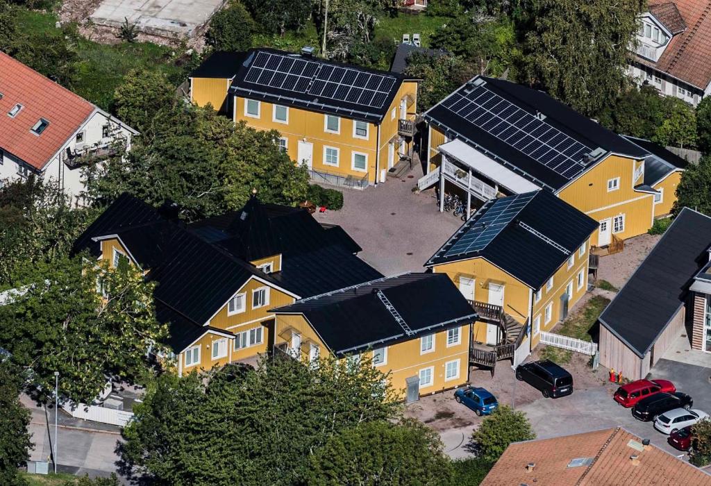 乌普萨拉乌普萨拉公寓酒店的一组房屋的顶部景色,设有太阳能电池板