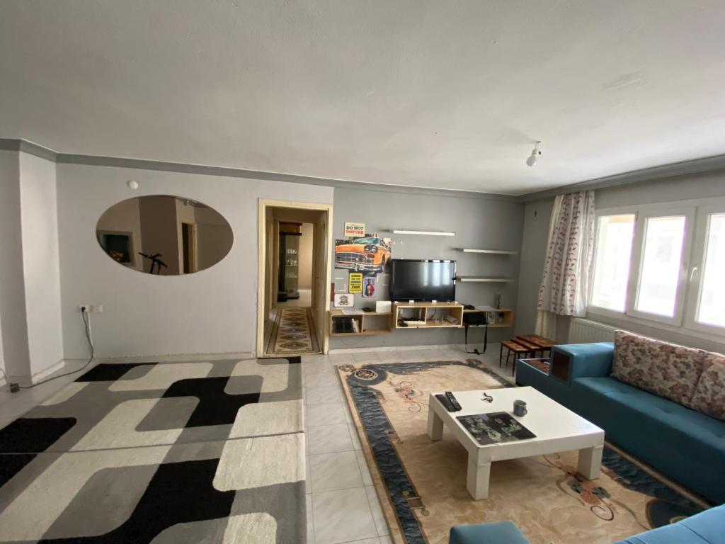 伊兹密尔Kuzey’s home的客厅配有蓝色的沙发和桌子