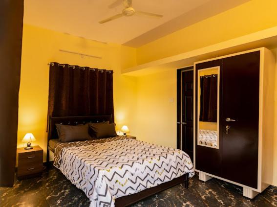 ConsuaSeacastle luxury apartments的一间卧室配有一张床、两个床头柜和两盏灯。