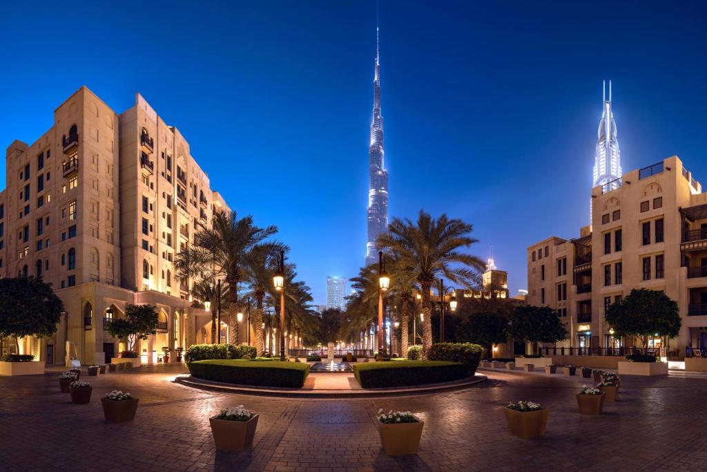 迪拜The Heritage Hotel, Autograph Collection的一条拥有建筑和高塔的城市街道