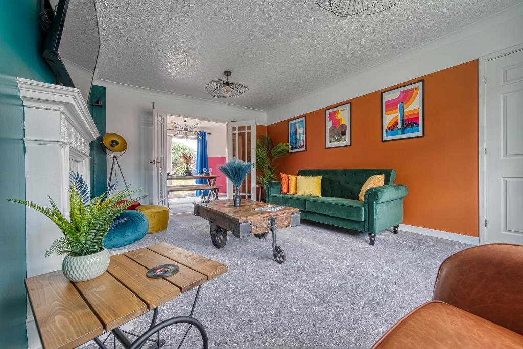 索利赫尔Large 4 bedroom house - driveway - close to NEC!的客厅设有橙色墙壁和绿色沙发