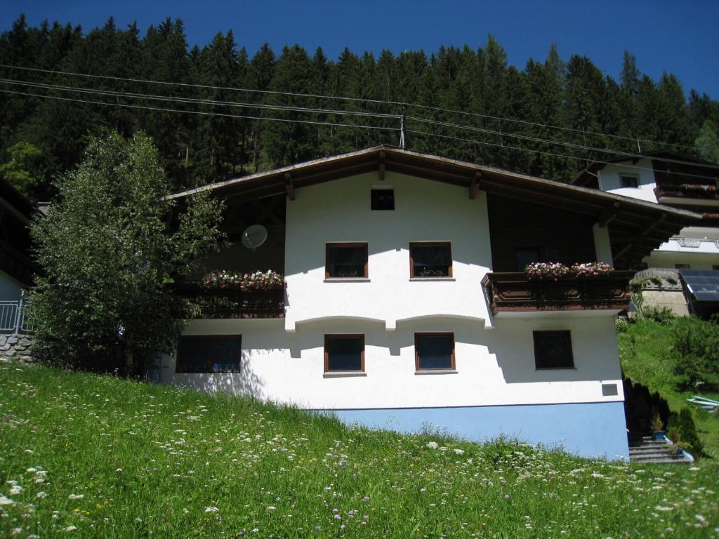 卡普尔Ferienhaus Monte Bianco的一座位于山上的白色建筑,设有阳台