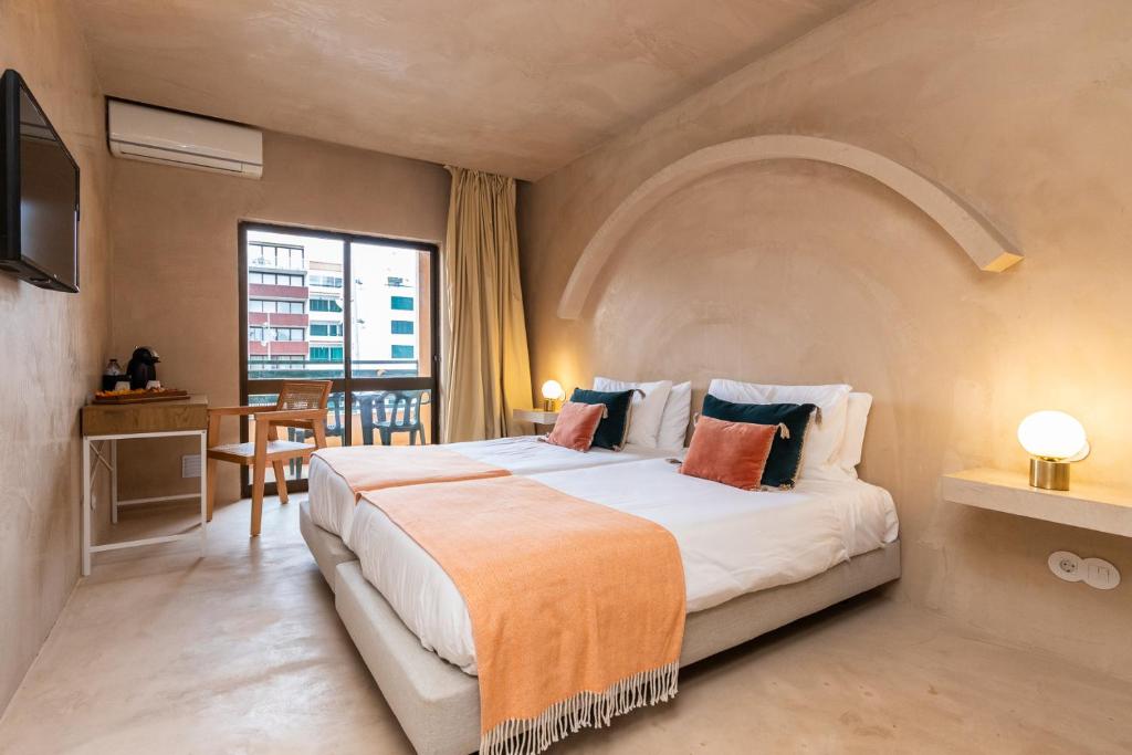 蒙蒂戈杜Casablanca Unique Hotel的一间卧室设有一张大床和拱形天花板