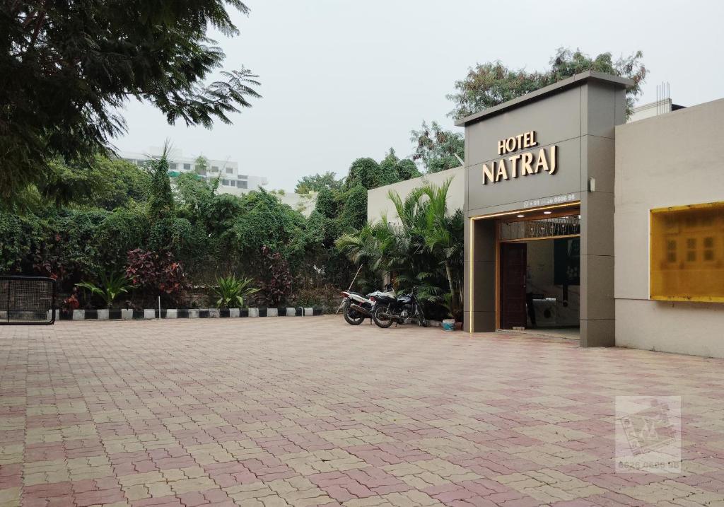 奥兰加巴德Hotel Natraj - Railway Station的停在外面有一辆摩托车的建筑