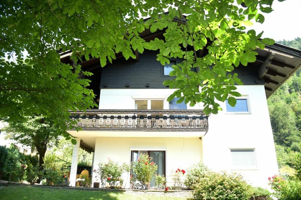 赛特朵夫Ferienhaus Julia - Ossiacher See的带阳台的房子