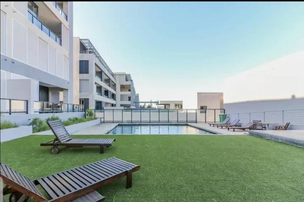 德班Beacon Rock Apartment 208的一座带草坪和游泳池的建筑
