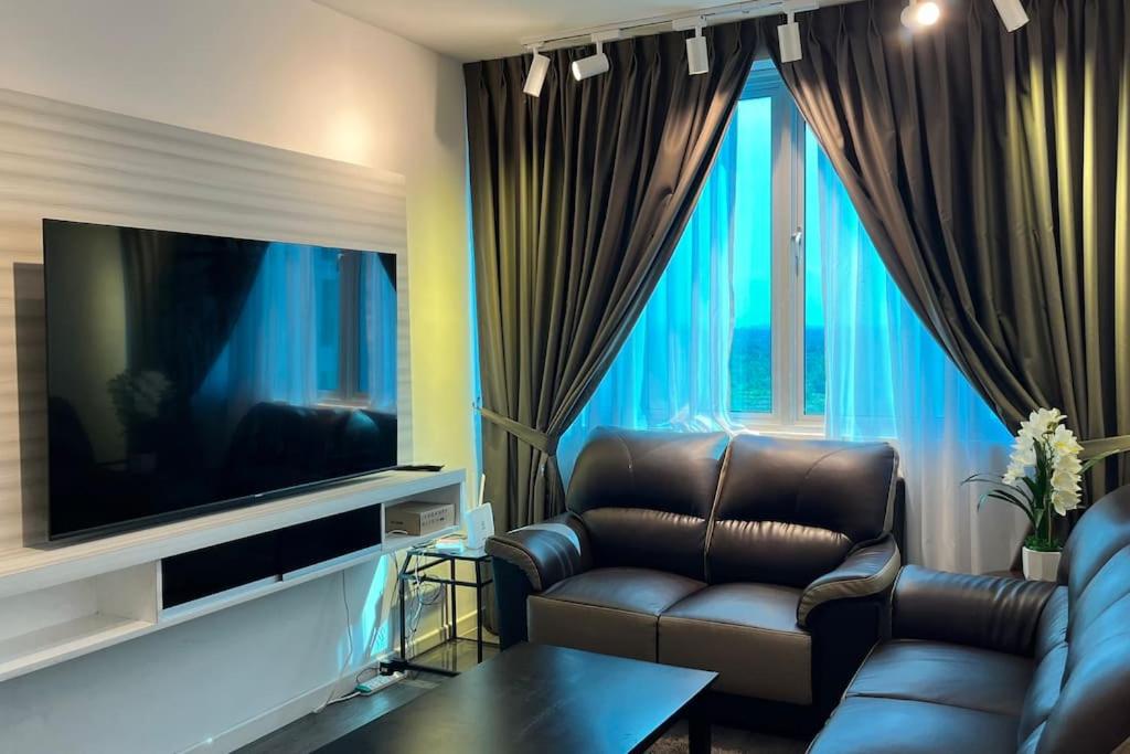 古晋Hana Guesthouse Metrocity (Nearby City Centre)的带沙发和大电视的客厅