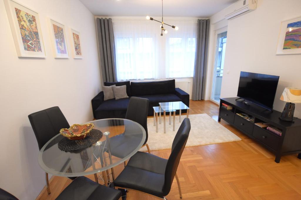 萨莫博尔Apartman Gajeva的客厅配有玻璃桌和椅子