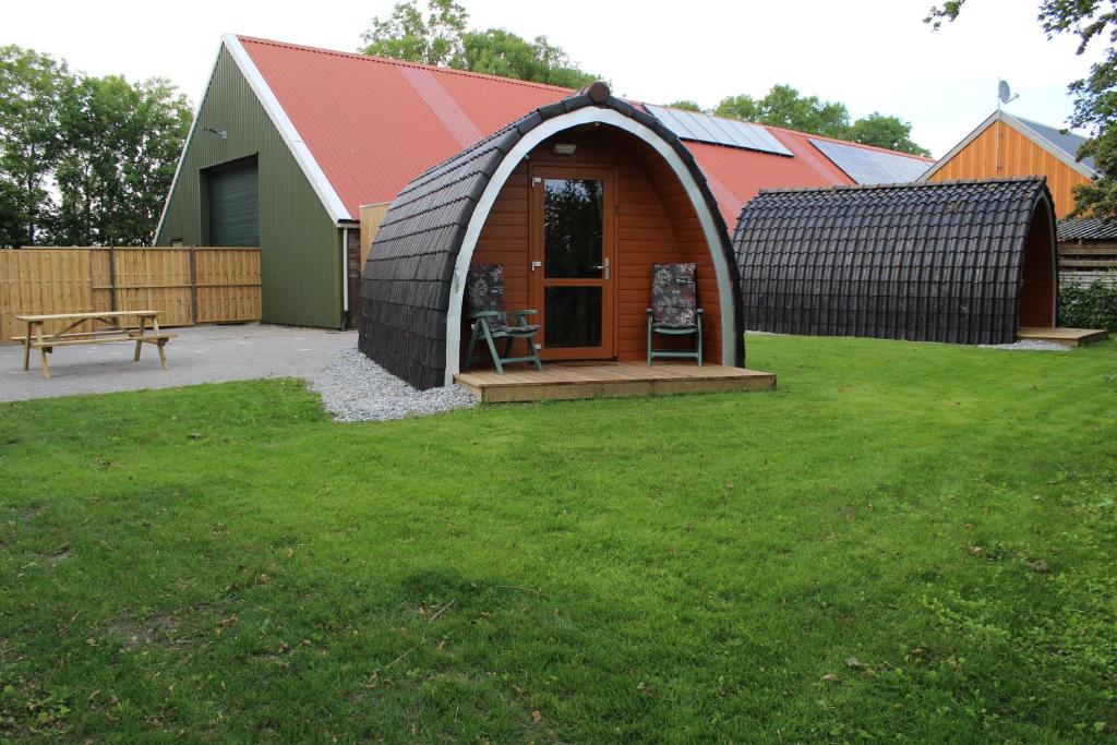 BaardCamping pod: Lyts Dekema 2的院子中带红色屋顶的小小屋