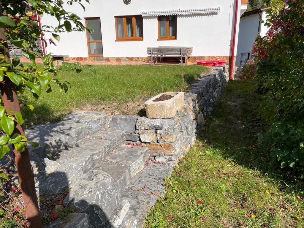 VírHrdá Ves - Dům U Slunce的房屋前的石墙