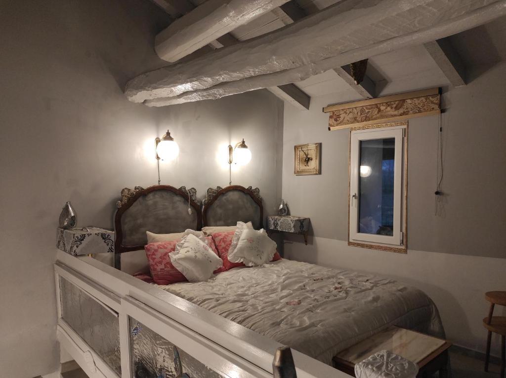 RezzanoLa baia dei lupi的一间卧室配有一张带两盏灯的床。