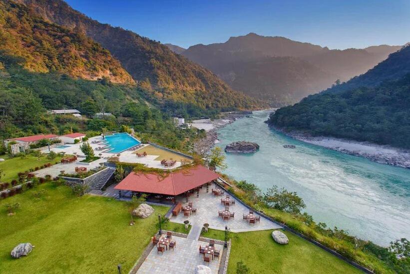 瑞诗凯诗Luxury Aloha Apartments, Rishikesh的享有毗邻河流的度假胜地的空中景致