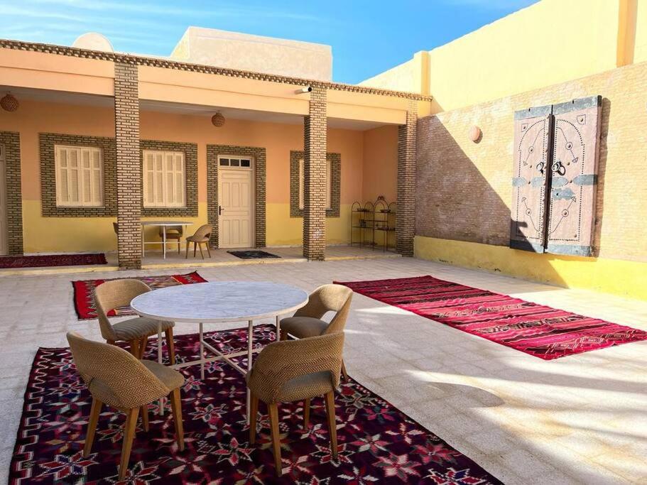 托泽尔Dar Medina Tozeur的地毯上设有带桌椅的天井。