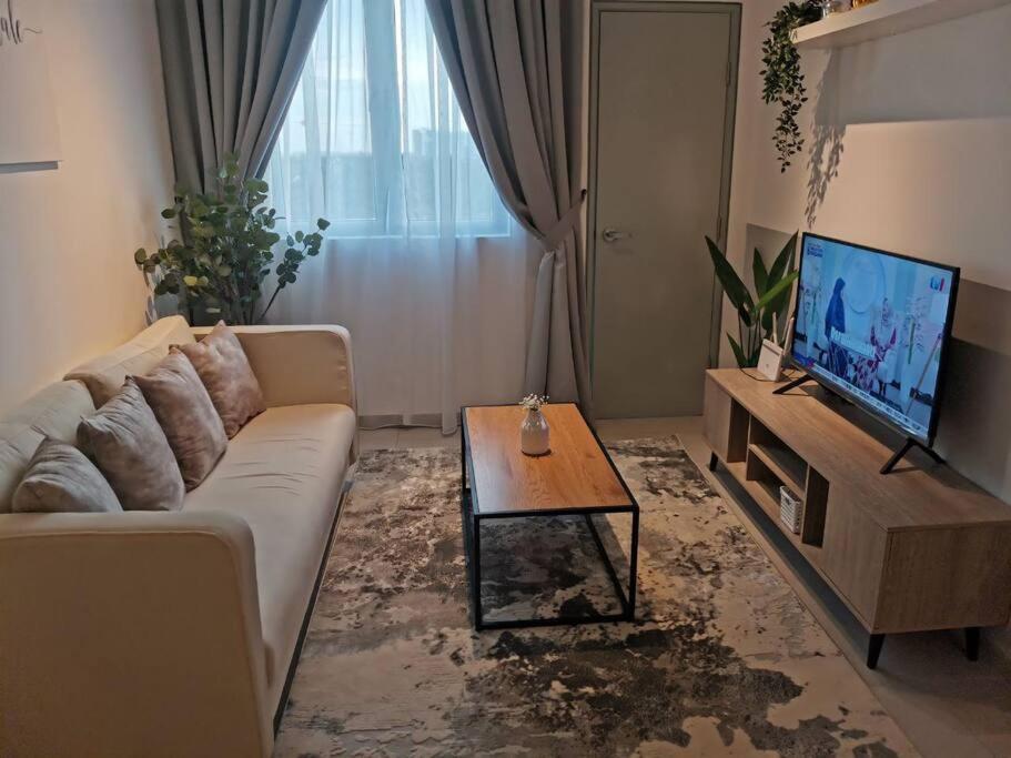 雪邦VistaHome @ Tangerine Suites的客厅配有白色沙发和电视