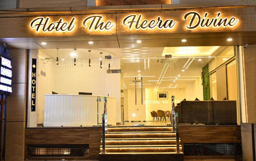 坎普尔Hotel The Heera Divine的带有读取 ⁇ 狗车的标志的商店前