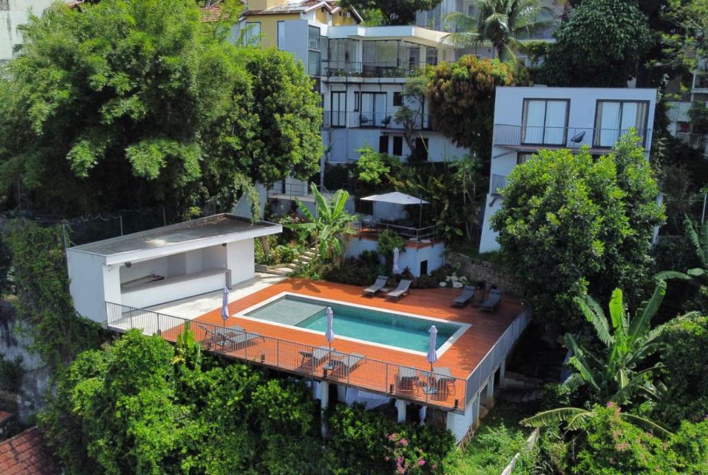 里约热内卢Hotel Castelinho的享有带游泳池的房屋的空中景致