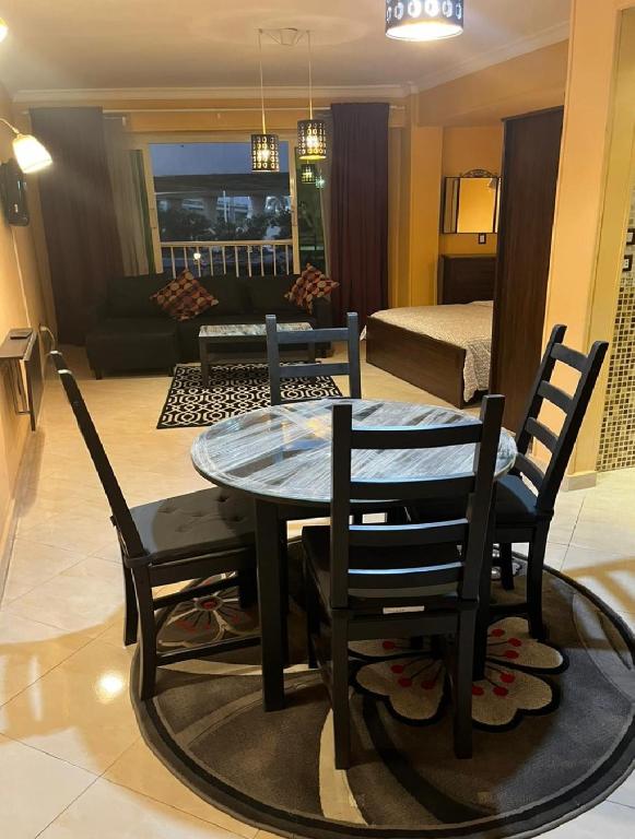 开罗Heliopolis Rock Residence的客厅配有桌子和两把椅子