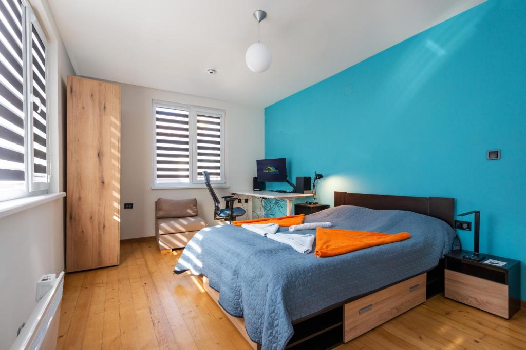 代温DevIn Coworking & Coliving的蓝色的卧室,配有一张蓝色墙壁的床