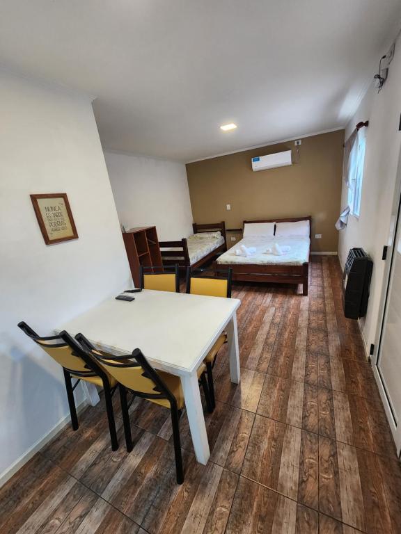 皮科将军镇Thiago apart Monoambiente的配有桌椅和床的房间