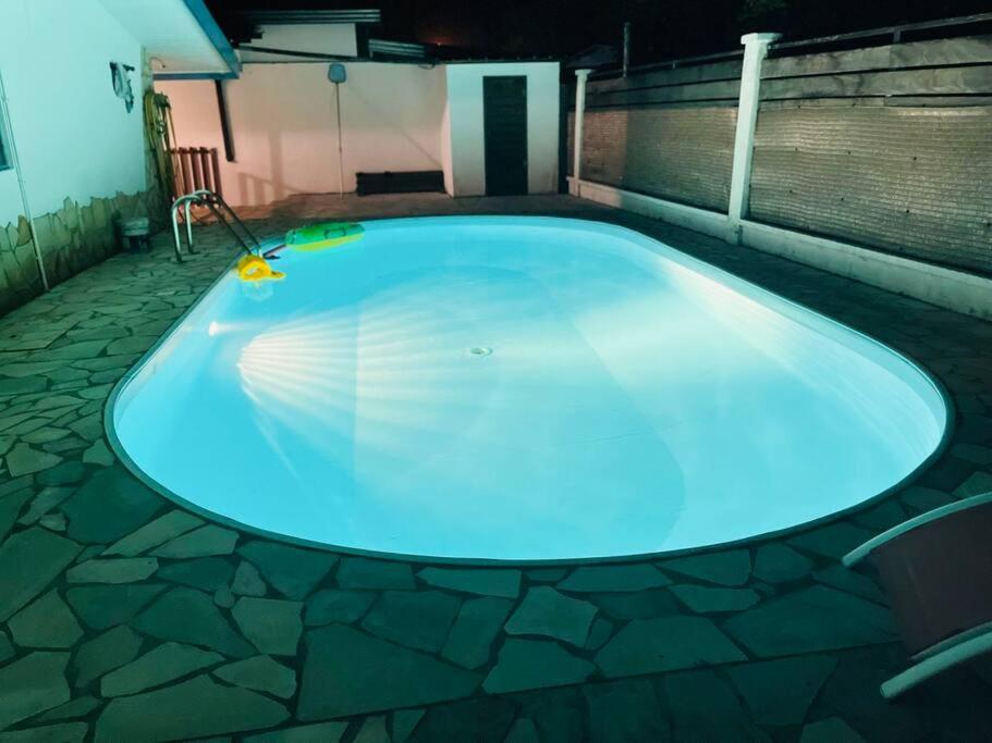 库鲁Sublime T4 à kourou avec piscine的一座蓝色灯光的大型游泳池
