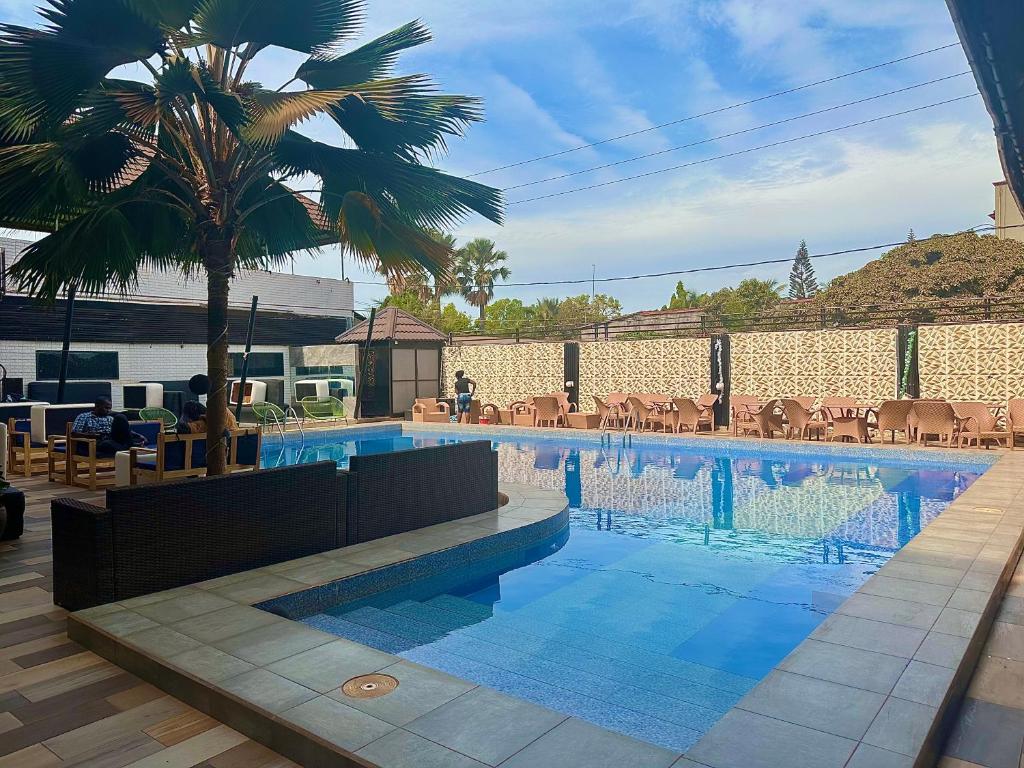 科洛里Apartments Plaza Hotel的一座游泳池,旁边是一座棕榈树