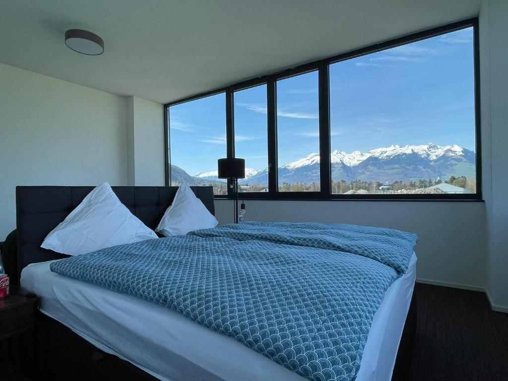 SchaanwaldLaurin‘s的一间带一张床的卧室,享有山景