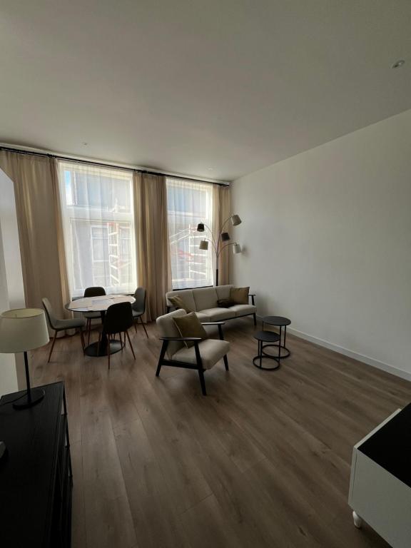莱顿Da Costa 12A的客厅配有沙发和桌椅
